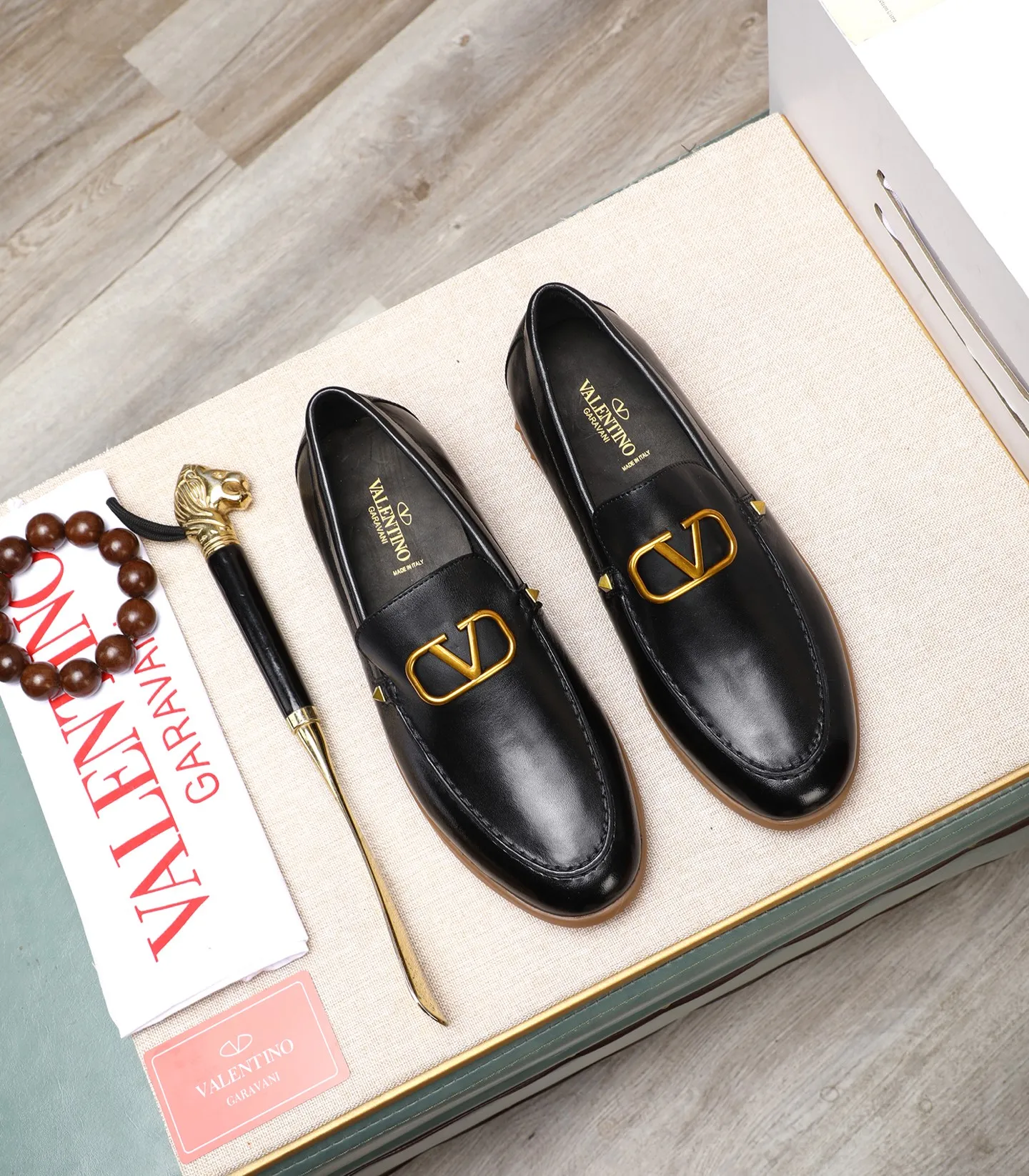 Men's shoes 💰520 [Valentino-Valentino] High-quality boutique men's shoes. The same style as the celebrities, original and authentic.✅ Made of imported cowhide + original apricot cowhide lining. The French luxury model is priced at 14,080 Swiss francs. It is also a Paris Fashion Week catwalk model. A brand can be deeply rooted in your heart, and a pair of shoes can make you linger. What you wear is not only noble, but also an aura. 👻Standard 38-45